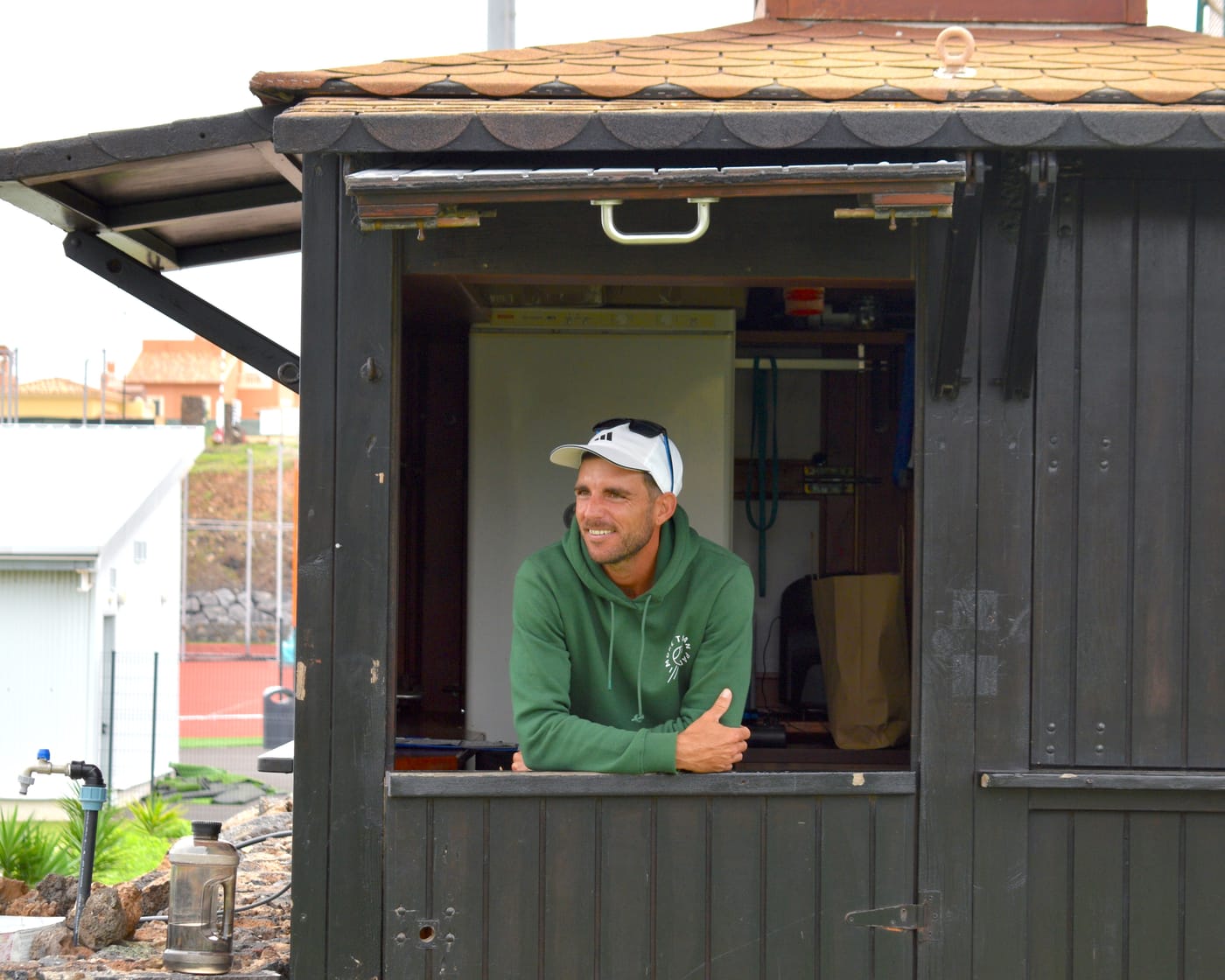Head Coach Borja an der Platzhütte
