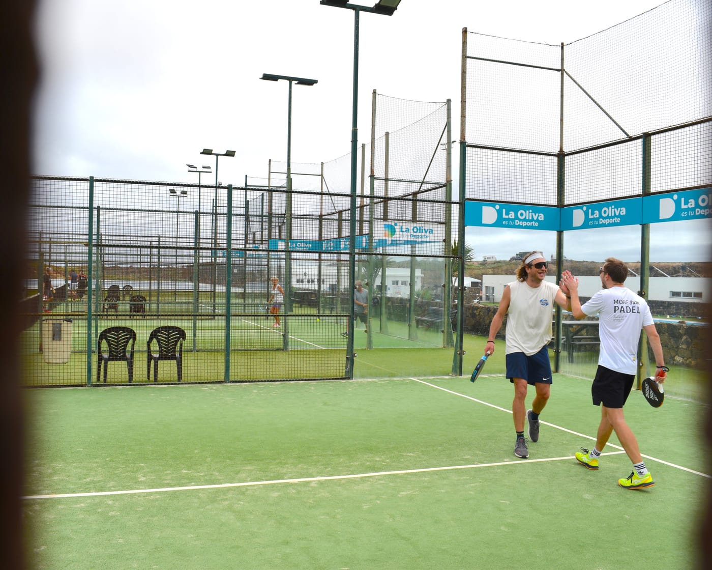 Lockeres Spiel auf dem Padelcourt