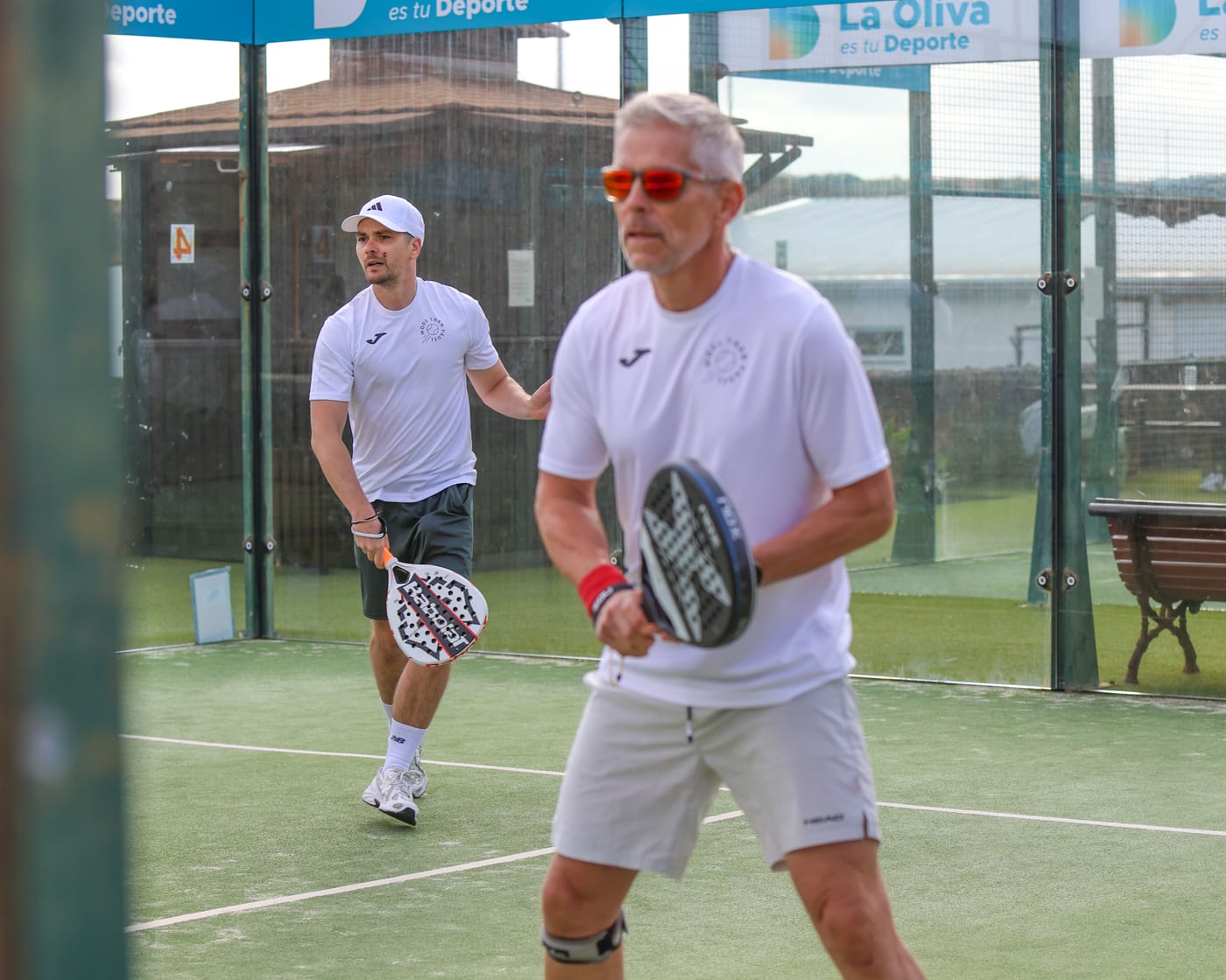 Konzentriertes Doppel auf dem Padelcourt