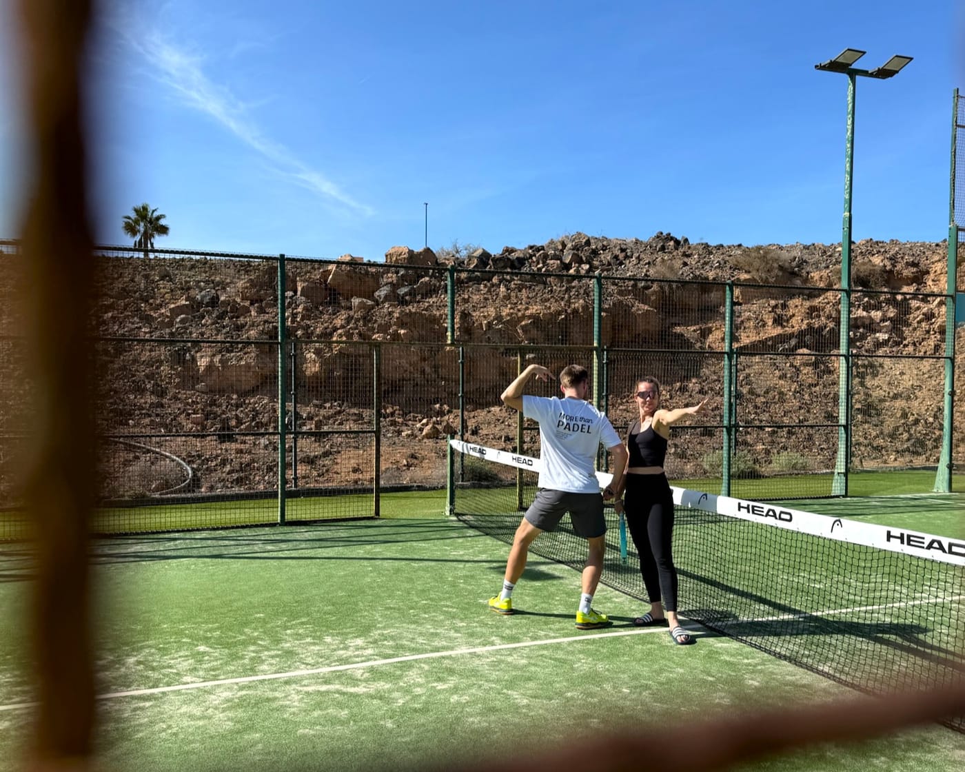 Ballwechsel auf dem Padelcourt