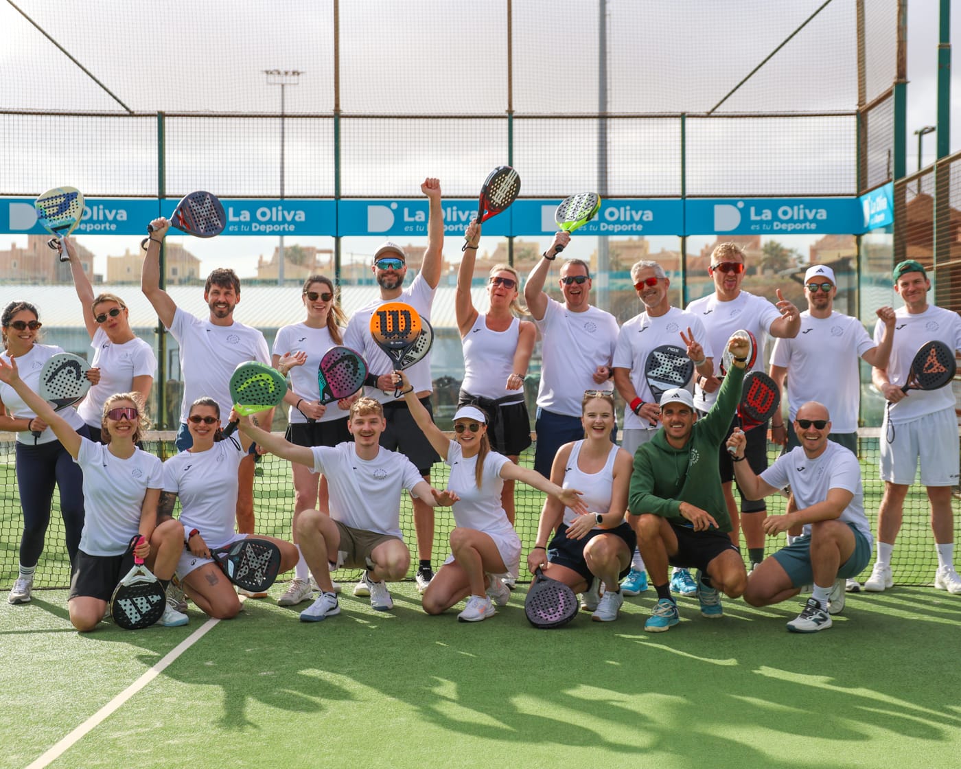 Gruppenfoto der Campteilnehmer auf dem Padelplatz
