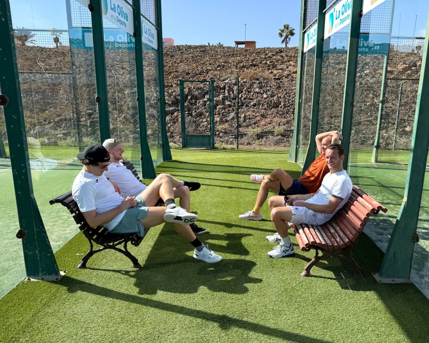 Kurze Pause auf der Bank am Padelplatz
