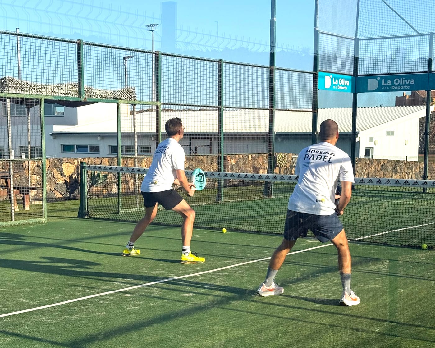 Doppel-Ballwechsel auf dem Padelcourt