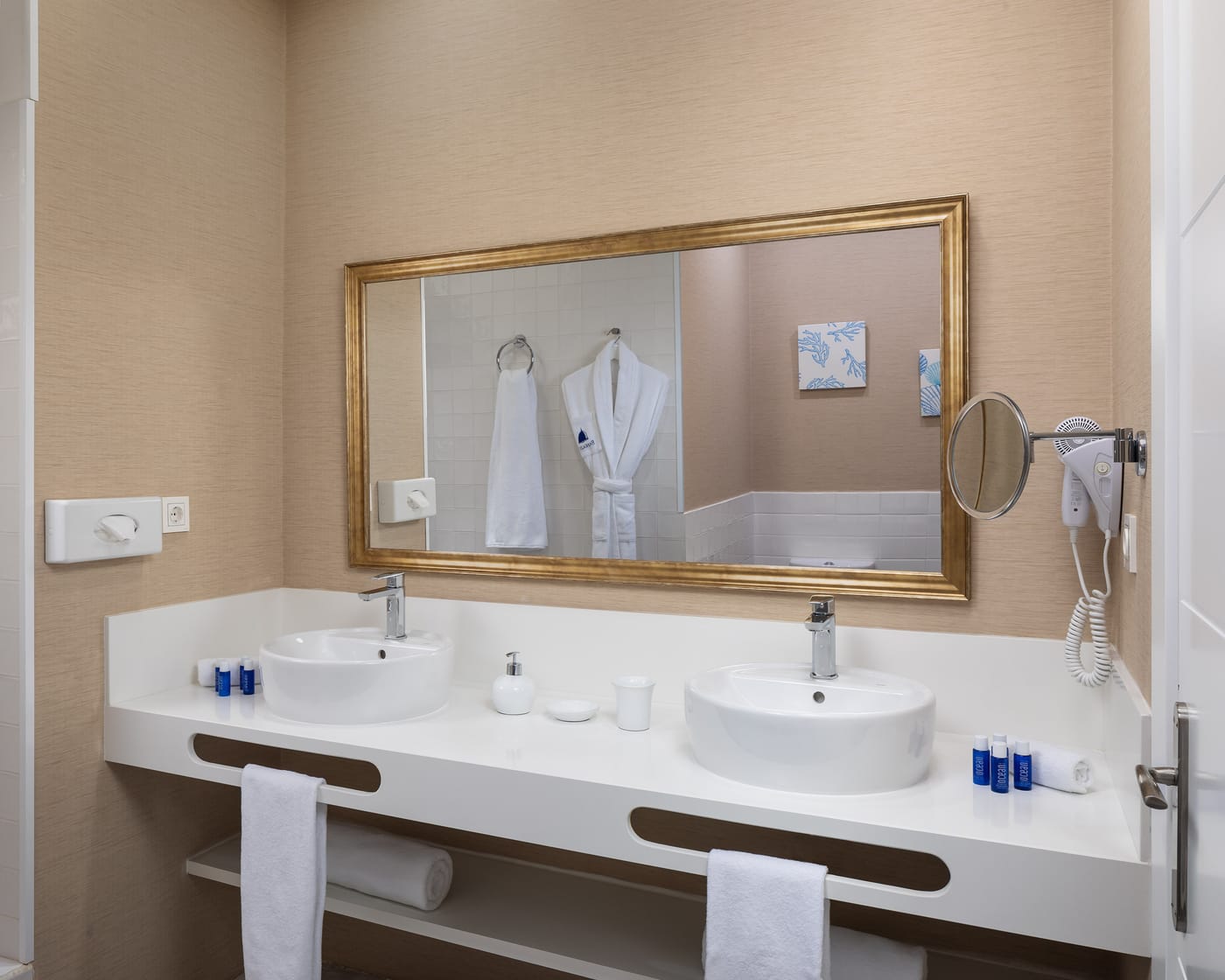 Badezimmer mit Doppelwaschtisch in der Villa Premium