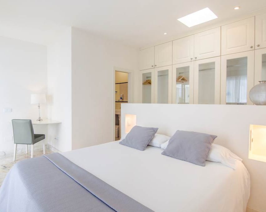 Doppelzimmer Superior mit Einbauschränken in der Villa Premium