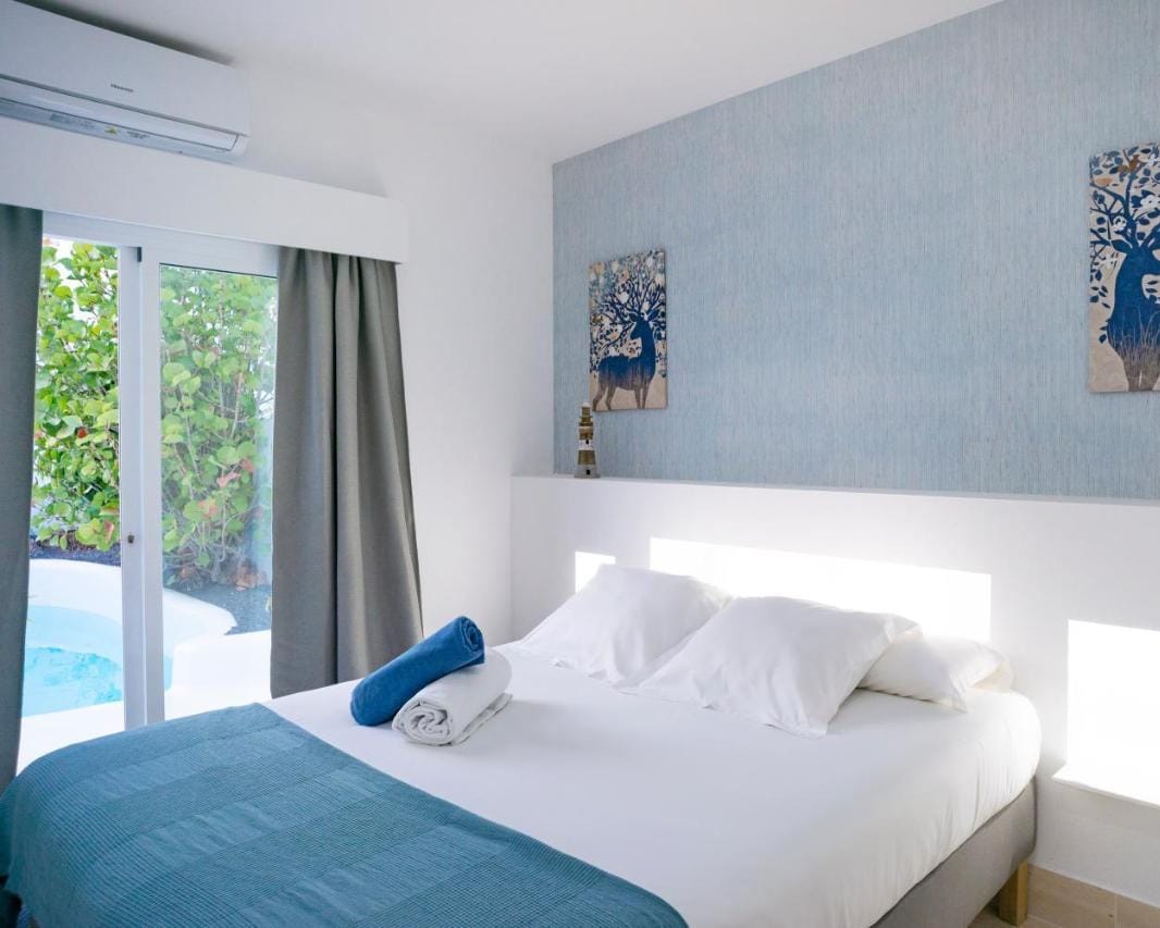 Doppelzimmer mit Blick zur Poolterrasse in der Villa Premium