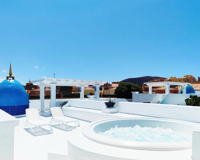 Dachterrasse mit Whirlpool und Blick über die Villa Premium