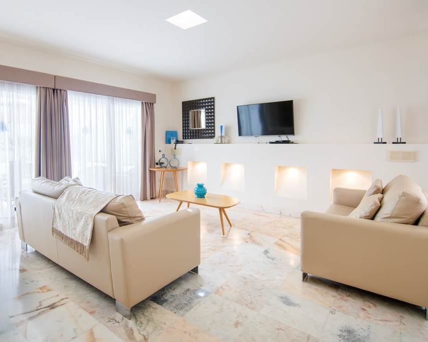Wohnzimmer mit Sofaecke in der Villa Premium